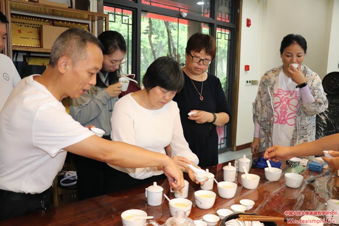 茶文化考察团探访奉节县九品茶叶公司及县白茶协会